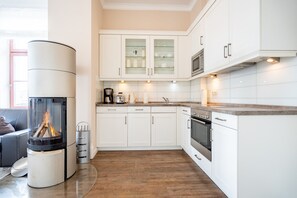 Kylskåp, ugn, diskmaskin och kaffe- och tebryggare