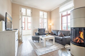 TV, fireplace