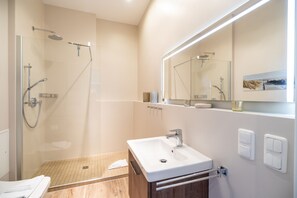 シャワー、ヘアドライヤー、タオル