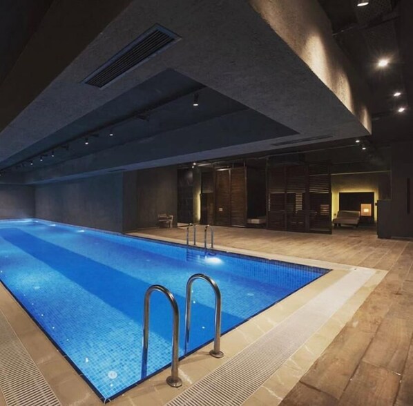 Indoor pool - Ramada Encore By Wyndham Maltepe (Istanbul)