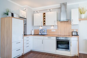 Kühlschrank, Mikrowelle, Ofen, Geschirrspüler