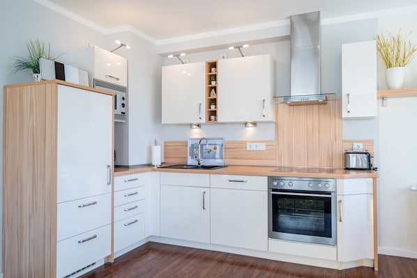 Kühlschrank, Mikrowelle, Ofen, Geschirrspüler