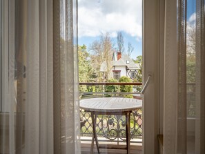 Unclassified image, 5 of 17, button