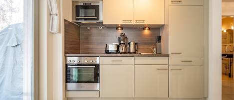 Køleskab, ovn, opvaskemaskine, kaffe-/temaskine