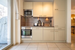 Kühlschrank, Ofen, Geschirrspüler, Wasserkocher mit Kaffee-/Teezubehör