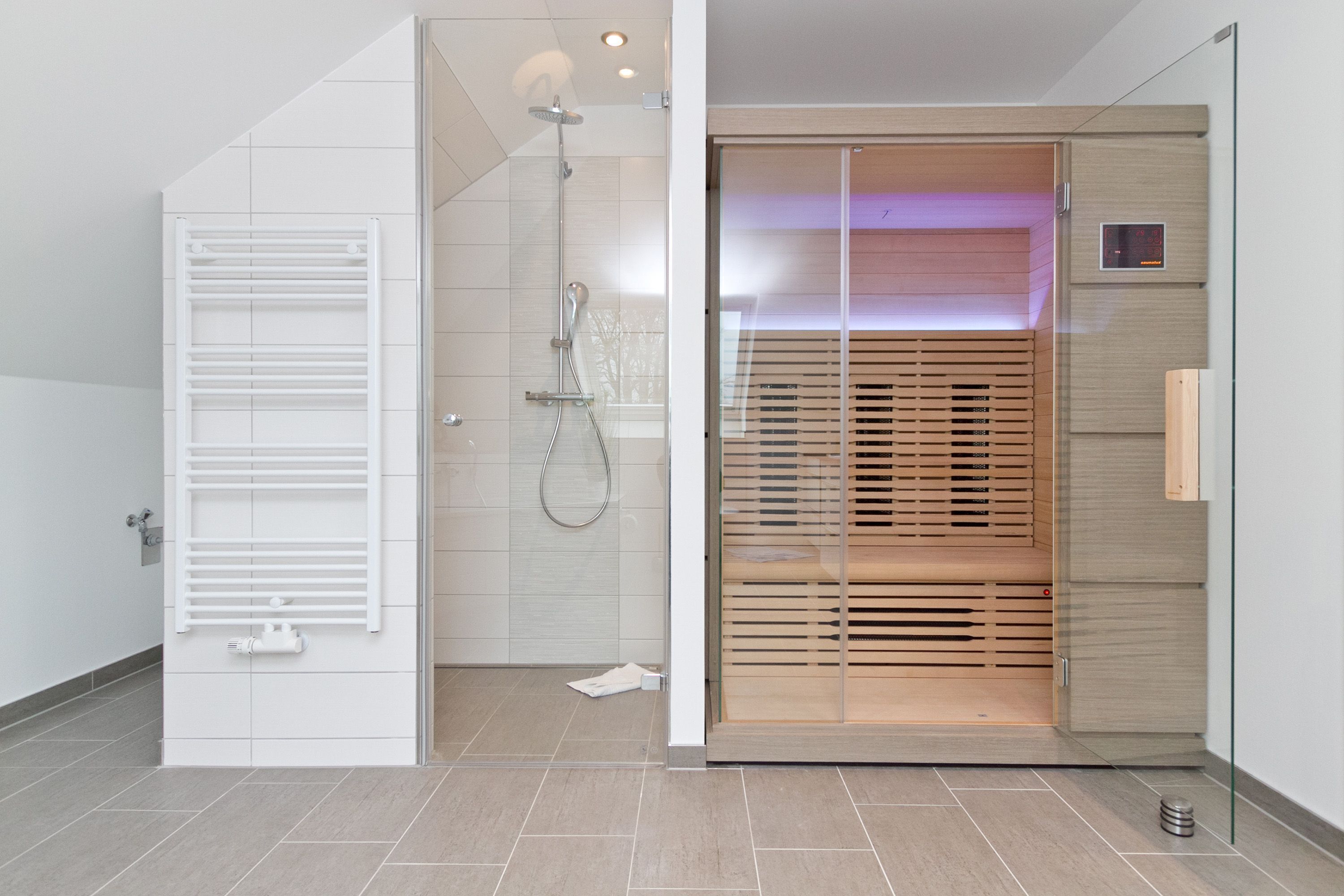 Een douche, een haardroger, handdoeken