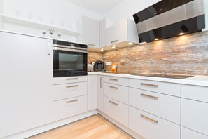 Frigorífico, microondas, horno y lavavajillas