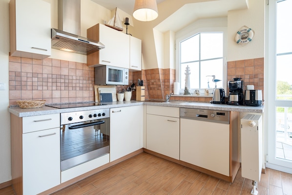 Kühlschrank, Mikrowelle, Ofen, Geschirrspüler