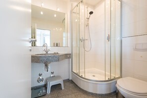 Een douche, een haardroger, handdoeken