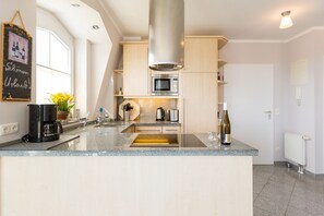 Jääkaappi, mikroaaltouuni, uuni, astianpesukone