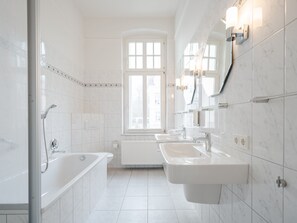Dusj, hårføner og håndklær
