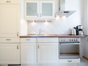 Kühlschrank, Ofen, Geschirrspüler, Wasserkocher mit Kaffee-/Teezubehör