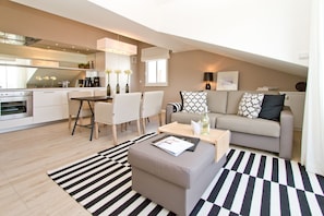 Eine moderne Wohnung mit Küche, Essbereich und Wohnzimmer.