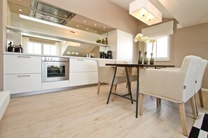 Réfrigérateur, four, lave-vaisselle, cafetière/bouilloire