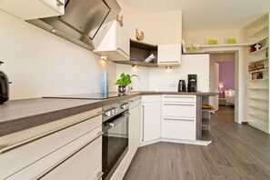 雪櫃、微波爐、焗爐、洗碗機