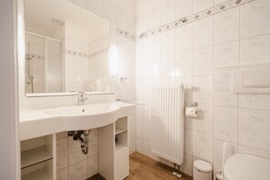 Douche, sèche-cheveux, serviettes fournies