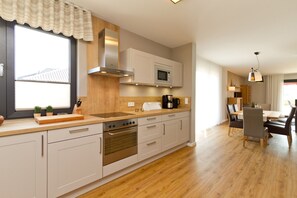 Kühlschrank, Mikrowelle, Ofen, Geschirrspüler