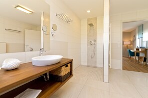 Dusche, Haartrockner, Handtücher
