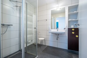 Dusche, Haartrockner, Handtücher