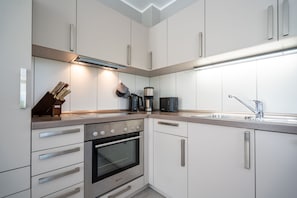 Køleskab, ovn, opvaskemaskine, kaffe-/temaskine