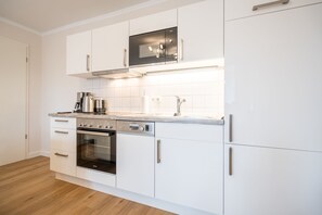 Réfrigérateur, micro-ondes, lave-vaisselle, cafetière/bouilloire