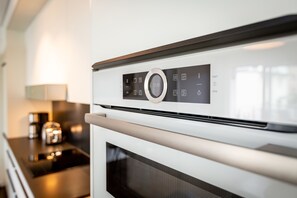 Ovn, opvaskemaskine, kaffe-/temaskine, elkedel