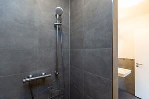 Een douche, een haardroger, handdoeken