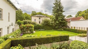 A well-maintained garden with a lawn, hedges, and various plants. - Villa Julius, App. 4 Marrakech (Heringsdorf)