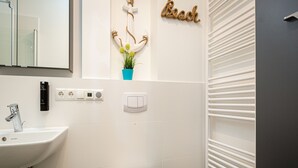 シャワー、ヘアドライヤー、タオル
