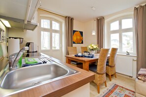 ثلاجة، فرن، غسالة أطبا�ق، ماكينة لصنع القهوة/الشاي