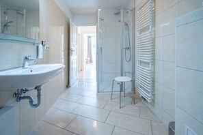 Shower, towels - House on the Hill, The Classic 01 (Heringsdorf)