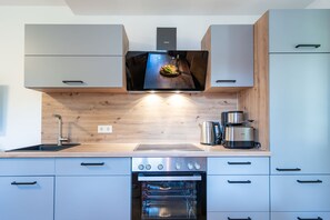 Fridge, oven, dishwasher, coffee/tea maker