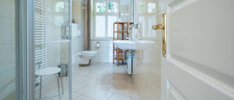 Een douche, handdoeken