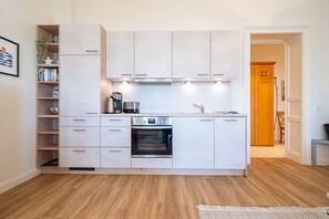 Kühlschrank, Ofen, Geschirrspüler, Wasserkocher mit Kaffee-/Teezubehör