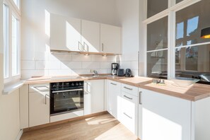 Kühlschrank, Ofen, Geschirrspüler, Wasserkocher mit Kaffee-/Teezubehör