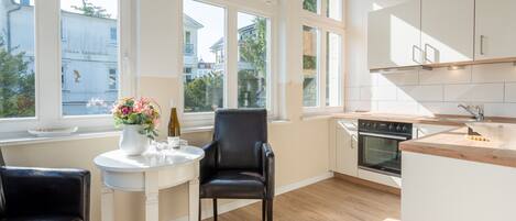 Køleskab, ovn, opvaskemaskine, kaffe-/temaskine