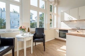 Kühlschrank, Ofen, Geschirrspüler, Wasserkocher mit Kaffee-/Teezubehör