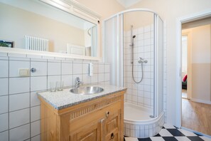 Dusche, Haartrockner, Handtücher