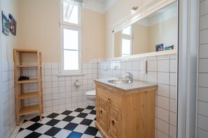Dusch, hårtork och handdukar