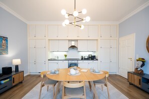 Kühlschrank, Mikrowelle, Ofen, Geschirrspüler