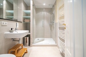 シャワー、ヘアドライヤー、タオル