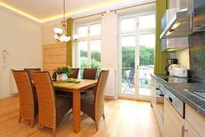 Fridge, oven, dishwasher, coffee/tea maker