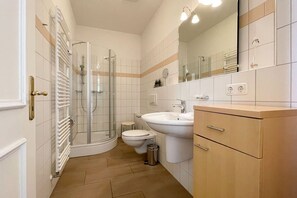 Dusche, Haartrockner, Handtücher