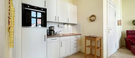 Fridge, oven, dishwasher, coffee/tea maker