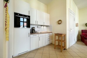 Réfrigérateur, four, lave-vaisselle, cafetière/bouilloire