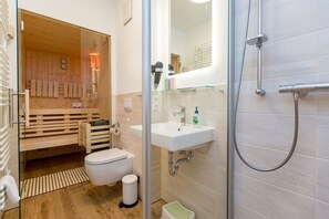 Ducha, secador de pelo y toallas
