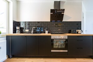 Fridge, oven, dishwasher, coffee/tea maker