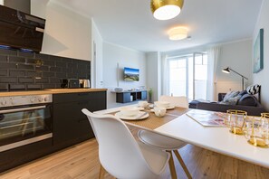 Fridge, oven, dishwasher, coffee/tea maker