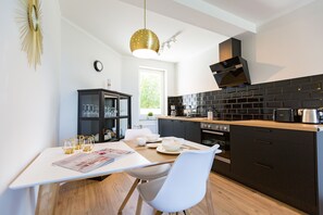 Fridge, oven, dishwasher, coffee/tea maker