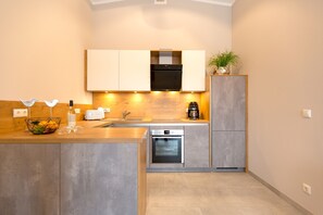 Køleskab, ovn, opvaskemaskine, kaffe-/temaskine